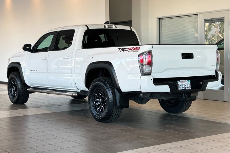 Toyota Tacoma 4WD Vehicle Full-screen Gallery Image 06