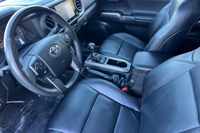 Toyota Tacoma 4WD Vehicle Full-screen Gallery Image 10