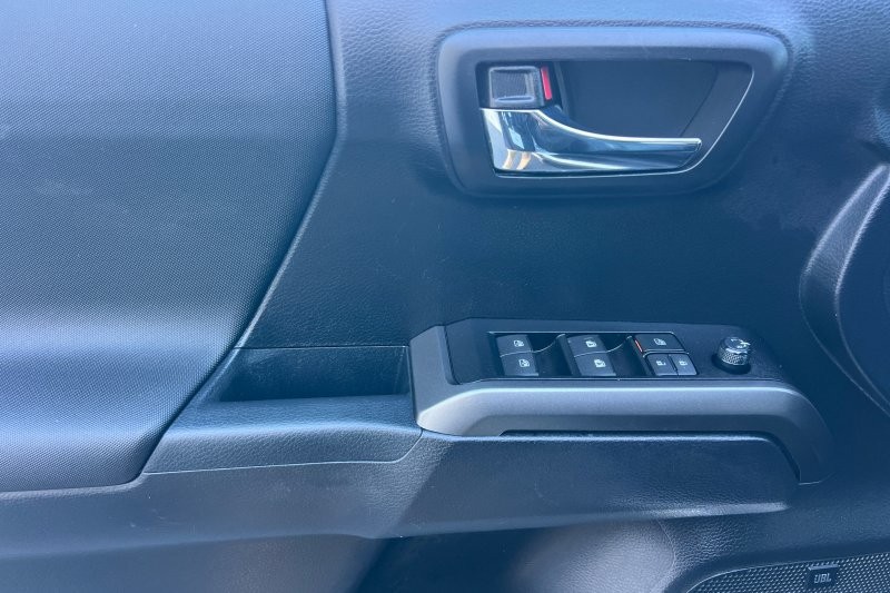 Toyota Tacoma 4WD Vehicle Full-screen Gallery Image 11