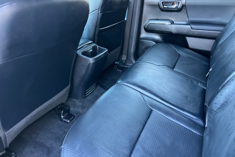 Toyota Tacoma 4WD Vehicle Full-screen Gallery Image 12