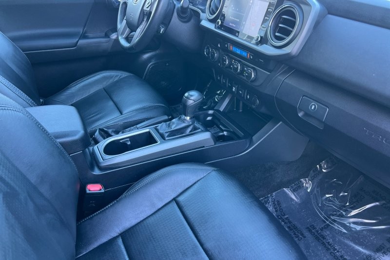 Toyota Tacoma 4WD Vehicle Full-screen Gallery Image 15