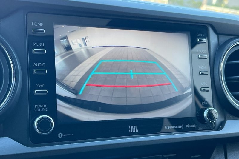 Toyota Tacoma 4WD Vehicle Full-screen Gallery Image 19