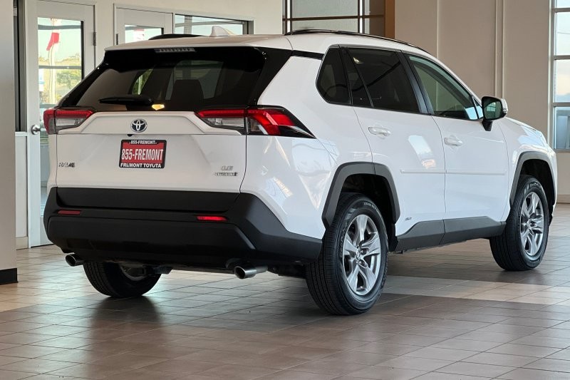 Toyota RAV4 Vehicle Full-screen Gallery Image 04