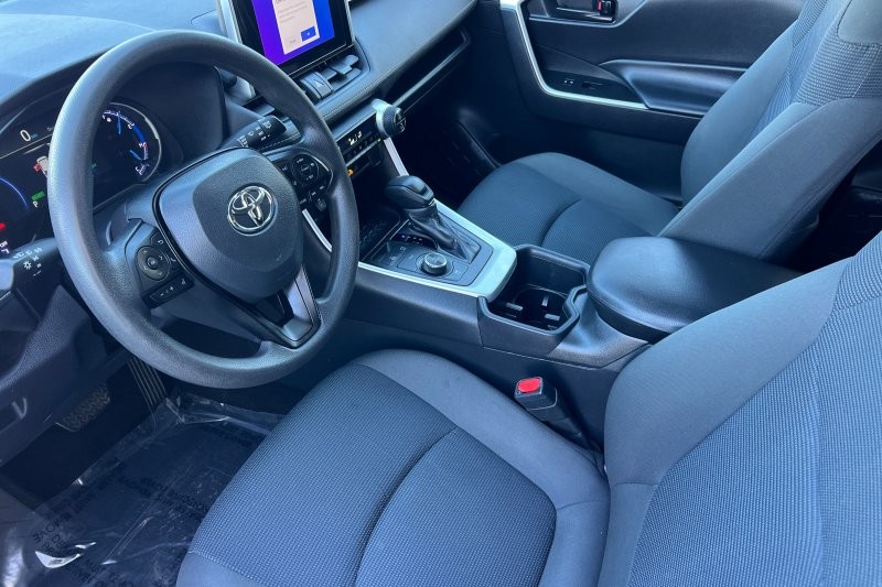 Toyota RAV4 Vehicle Full-screen Gallery Image 10