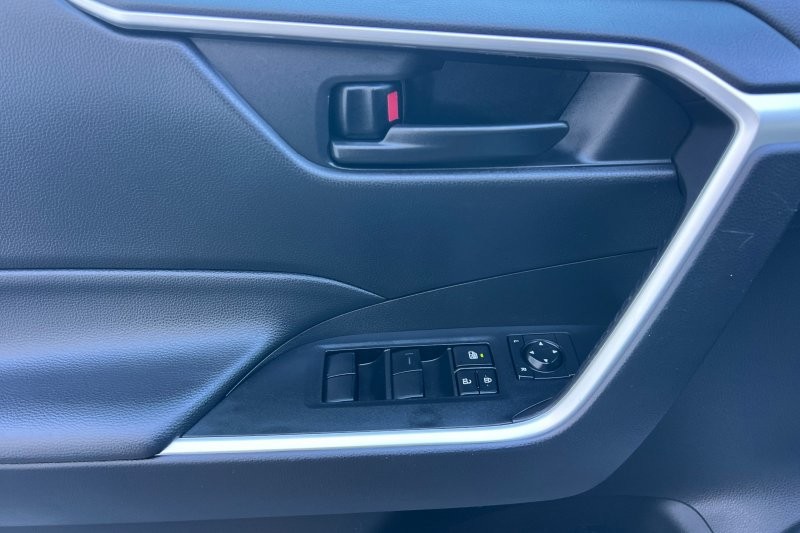 Toyota RAV4 Vehicle Full-screen Gallery Image 11