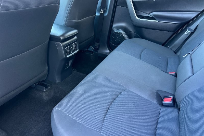 Toyota RAV4 Vehicle Full-screen Gallery Image 12