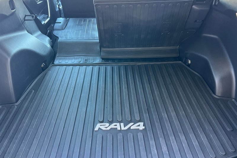 Toyota RAV4 Vehicle Full-screen Gallery Image 15