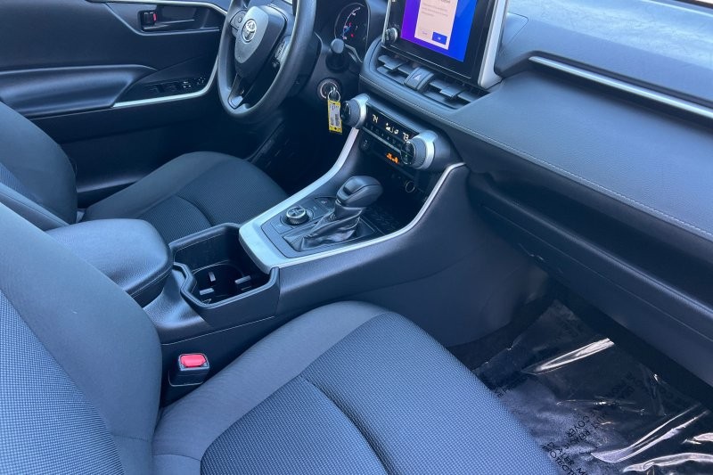 Toyota RAV4 Vehicle Full-screen Gallery Image 16