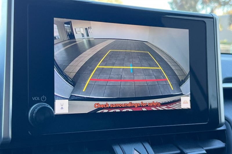 Toyota RAV4 Vehicle Full-screen Gallery Image 19