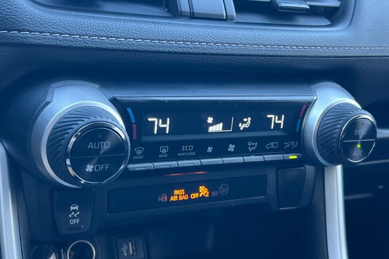 Toyota RAV4 Vehicle Full-screen Gallery Image 20