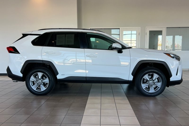 Toyota RAV4 Vehicle Full-screen Gallery Image 03