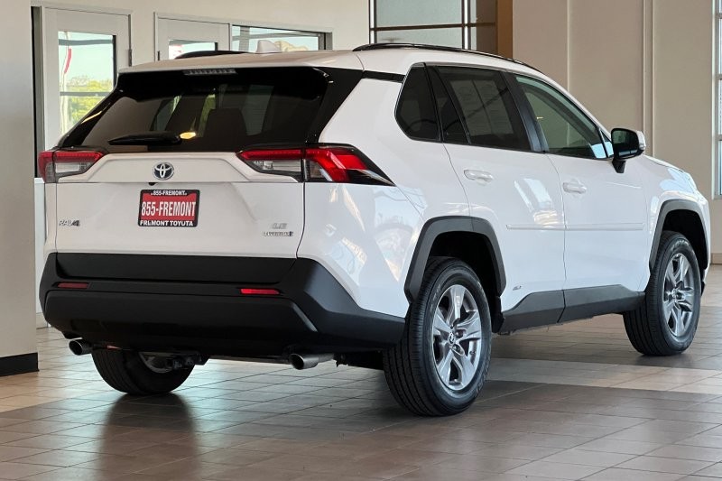 Toyota RAV4 Vehicle Full-screen Gallery Image 04
