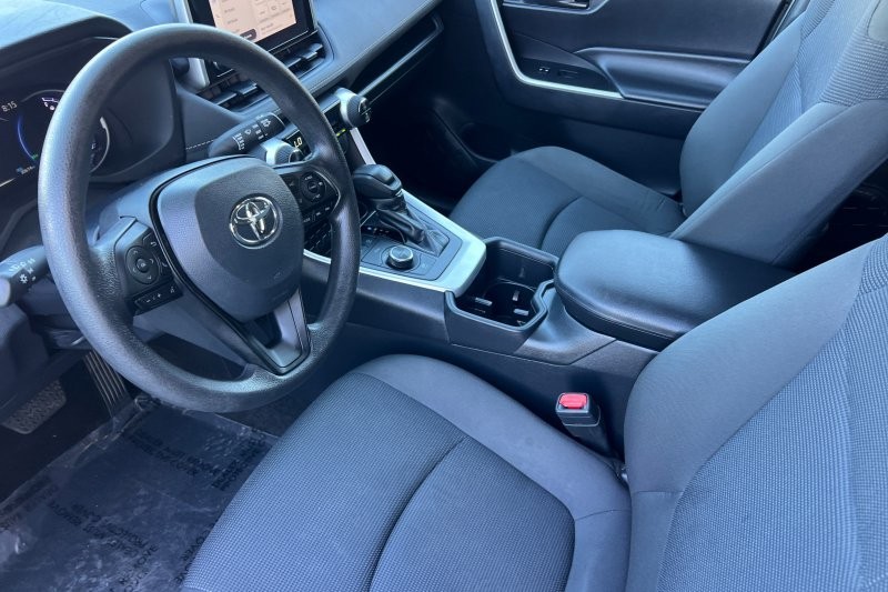 Toyota RAV4 Vehicle Full-screen Gallery Image 10