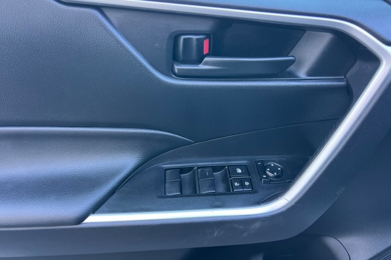 Toyota RAV4 Vehicle Full-screen Gallery Image 11