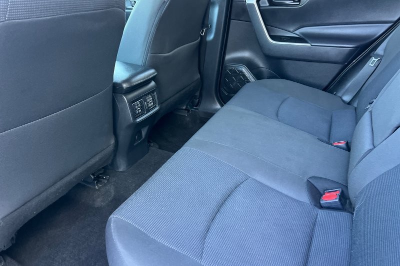 Toyota RAV4 Vehicle Full-screen Gallery Image 12