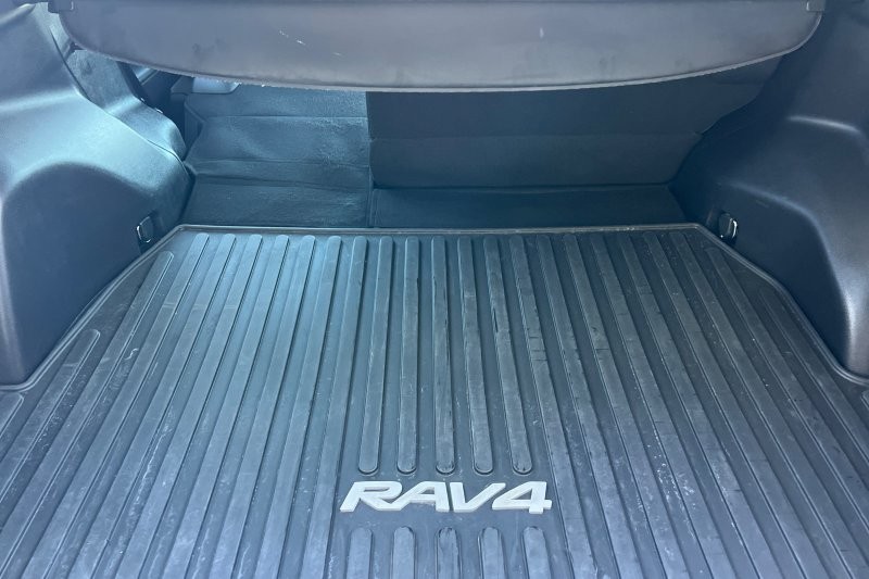 Toyota RAV4 Vehicle Full-screen Gallery Image 15