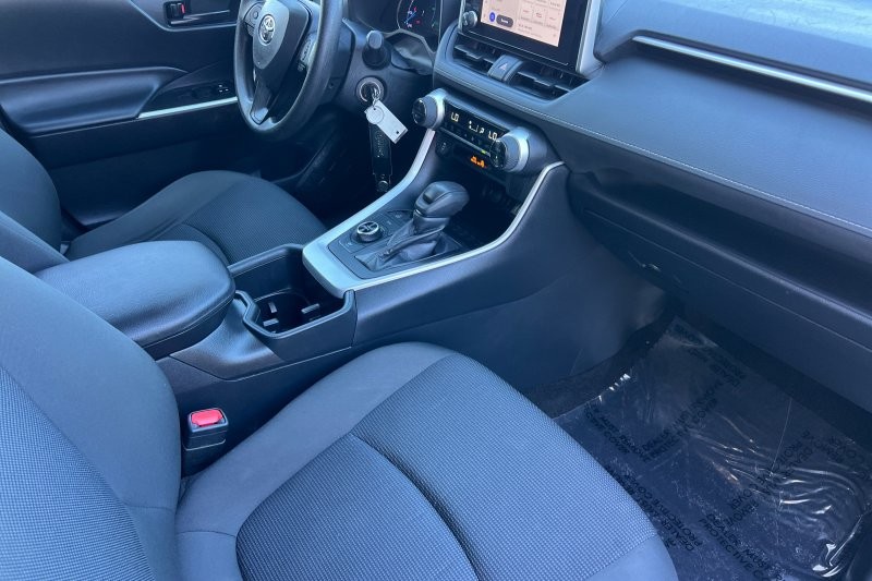 Toyota RAV4 Vehicle Full-screen Gallery Image 16