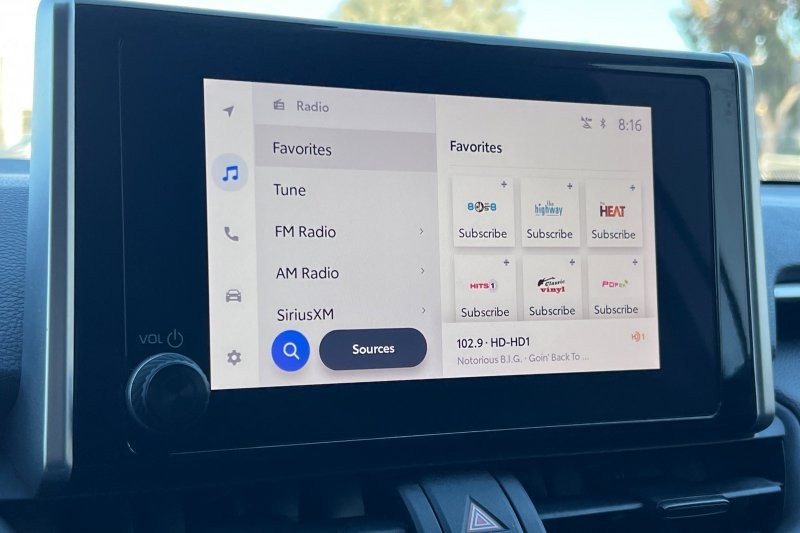 Toyota RAV4 Vehicle Full-screen Gallery Image 18