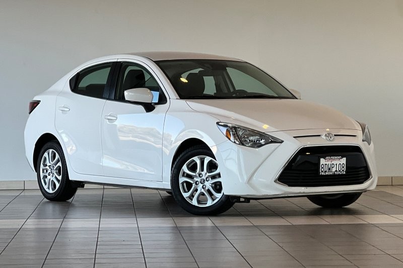 Toyota Yaris iA Vehicle Full-screen Gallery Image 02