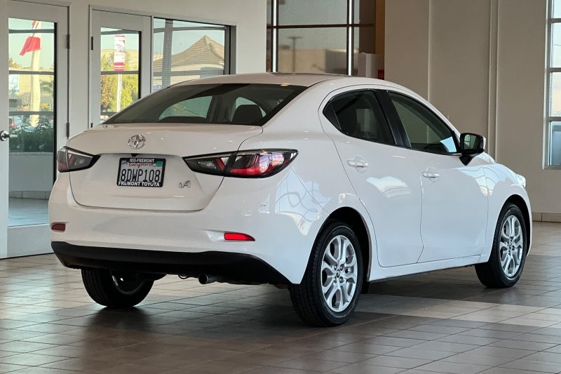 Toyota Yaris iA Vehicle Full-screen Gallery Image 04