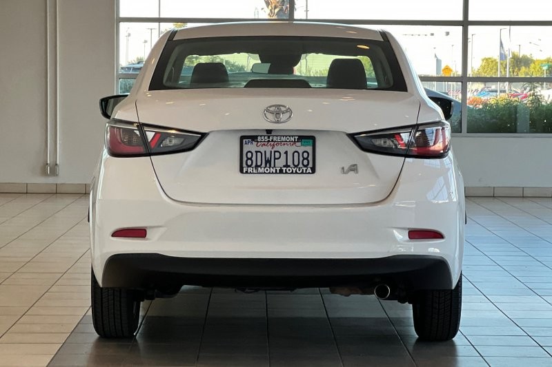 Toyota Yaris iA Vehicle Full-screen Gallery Image 05