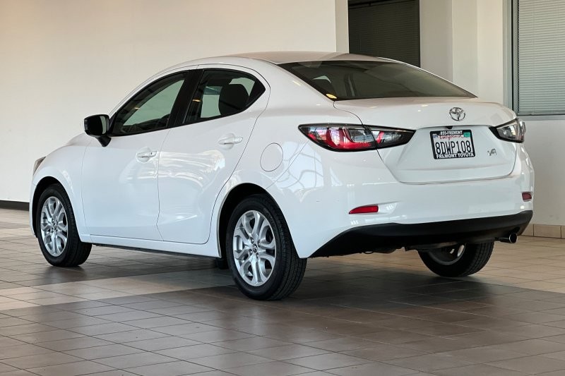 Toyota Yaris iA Vehicle Full-screen Gallery Image 06