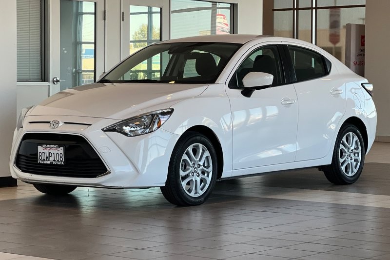 Toyota Yaris iA Vehicle Full-screen Gallery Image 08