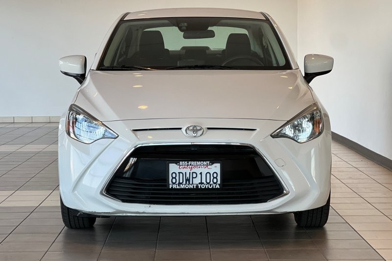 Toyota Yaris iA Vehicle Full-screen Gallery Image 09