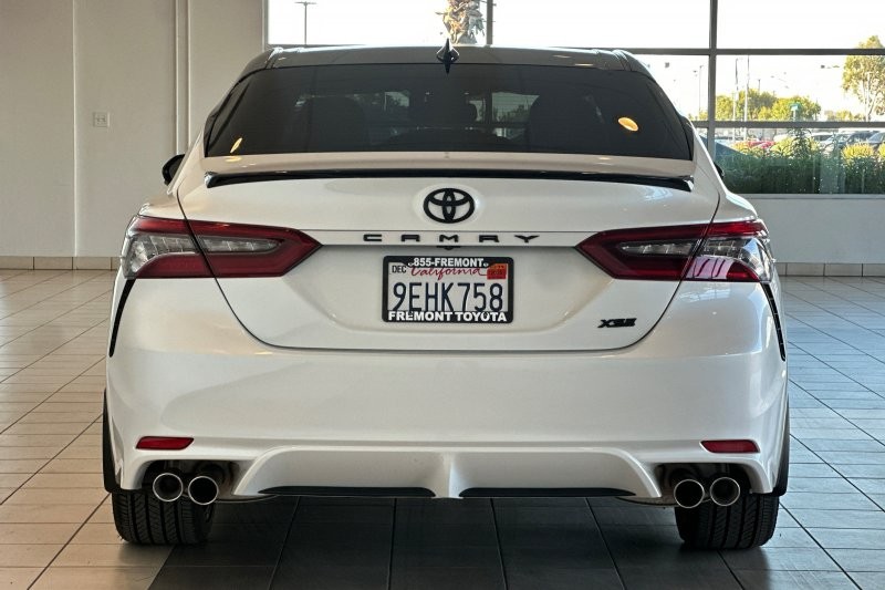 Toyota Camry Vehicle Full-screen Gallery Image 05