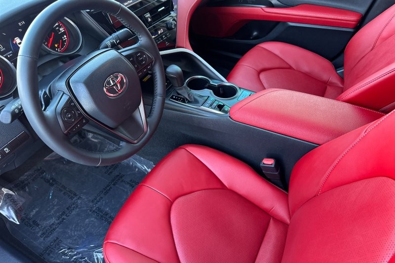 Toyota Camry Vehicle Full-screen Gallery Image 10