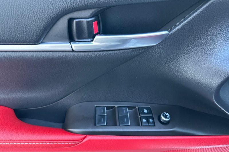 Toyota Camry Vehicle Full-screen Gallery Image 11