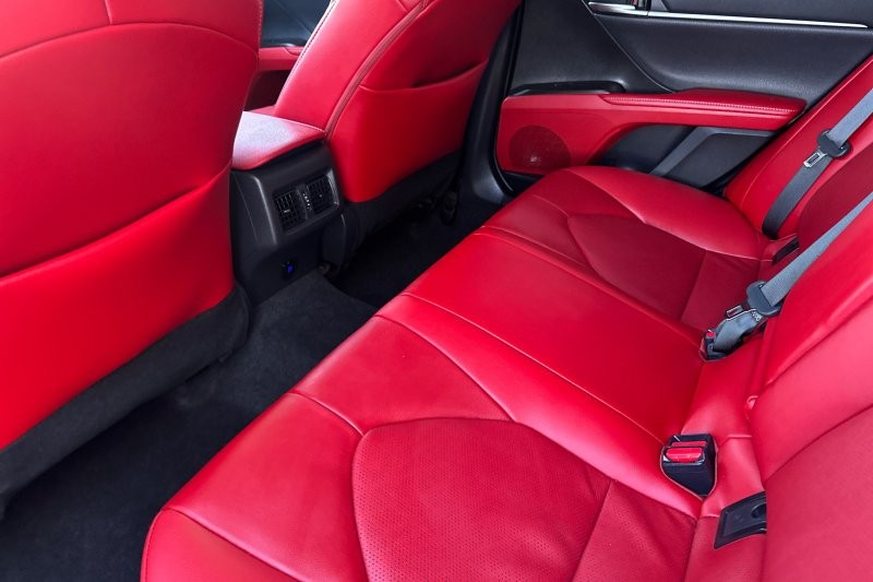 Toyota Camry Vehicle Full-screen Gallery Image 12
