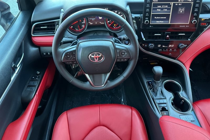 Toyota Camry Vehicle Full-screen Gallery Image 14