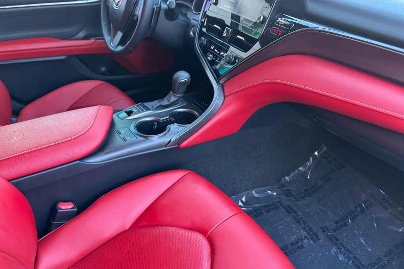Toyota Camry Vehicle Full-screen Gallery Image 15