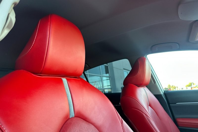Toyota Camry Vehicle Full-screen Gallery Image 16