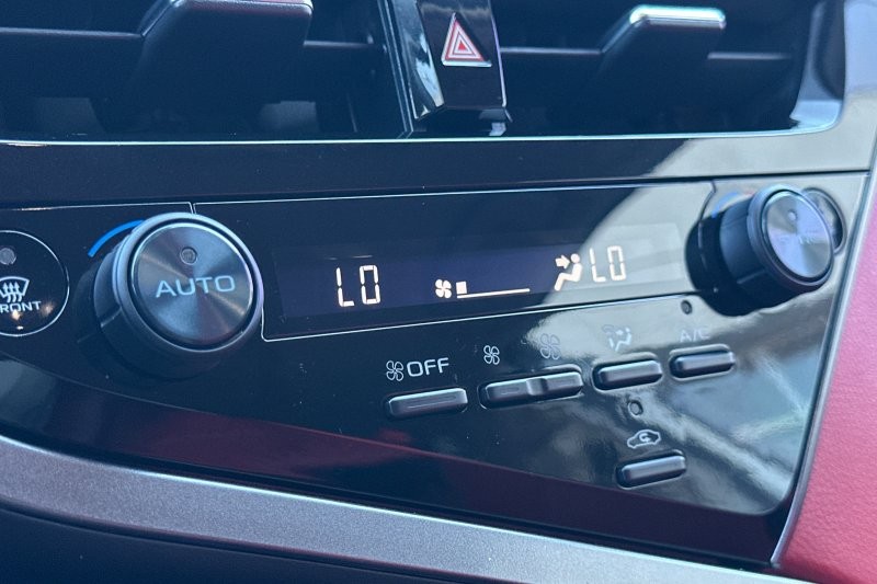 Toyota Camry Vehicle Full-screen Gallery Image 19