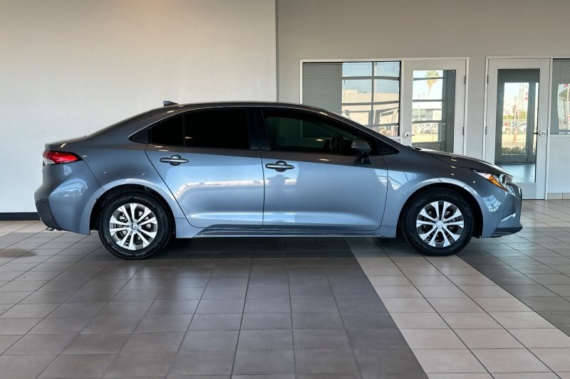 Toyota Corolla Hybrid Vehicle Full-screen Gallery Image 03