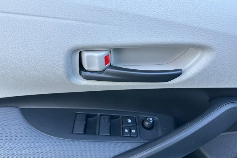 Toyota Corolla Hybrid Vehicle Full-screen Gallery Image 11