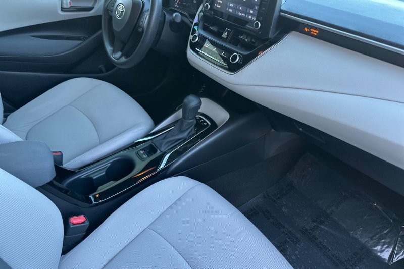 Toyota Corolla Hybrid Vehicle Full-screen Gallery Image 15