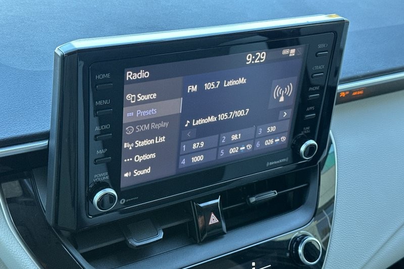 Toyota Corolla Hybrid Vehicle Full-screen Gallery Image 17