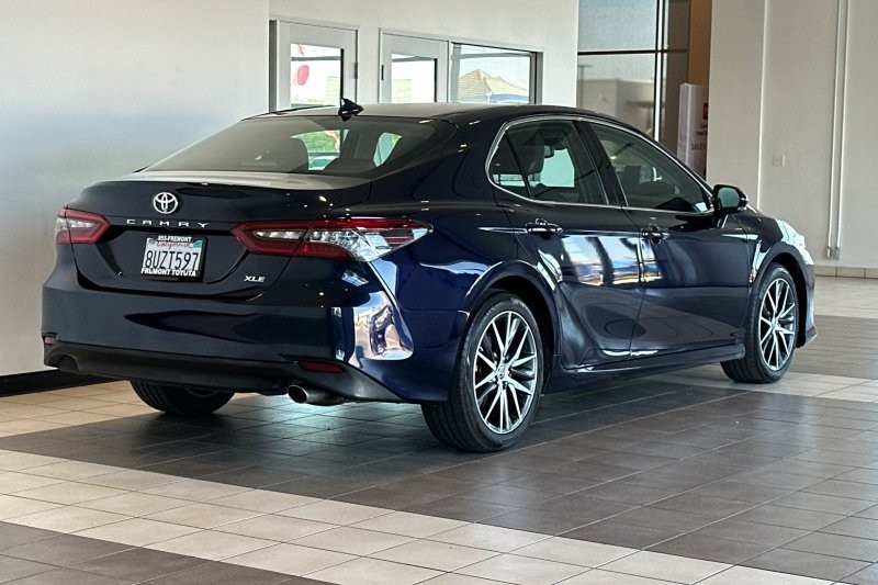 Toyota Camry Vehicle Full-screen Gallery Image 04