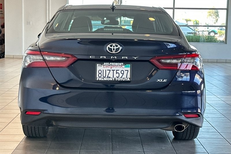 Toyota Camry Vehicle Full-screen Gallery Image 05