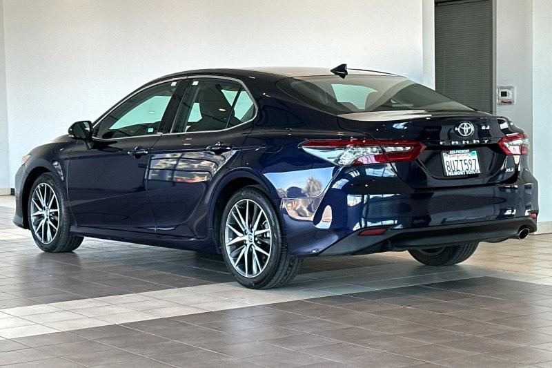 Toyota Camry Vehicle Full-screen Gallery Image 06