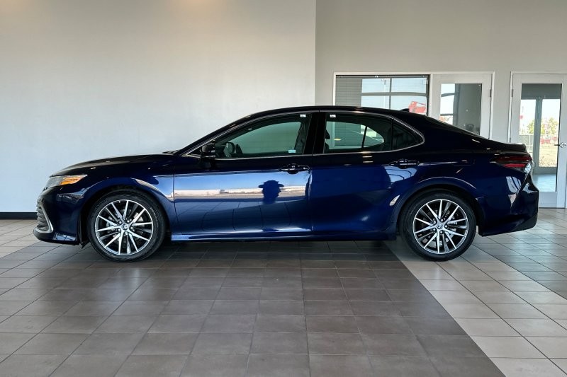 Toyota Camry Vehicle Full-screen Gallery Image 07
