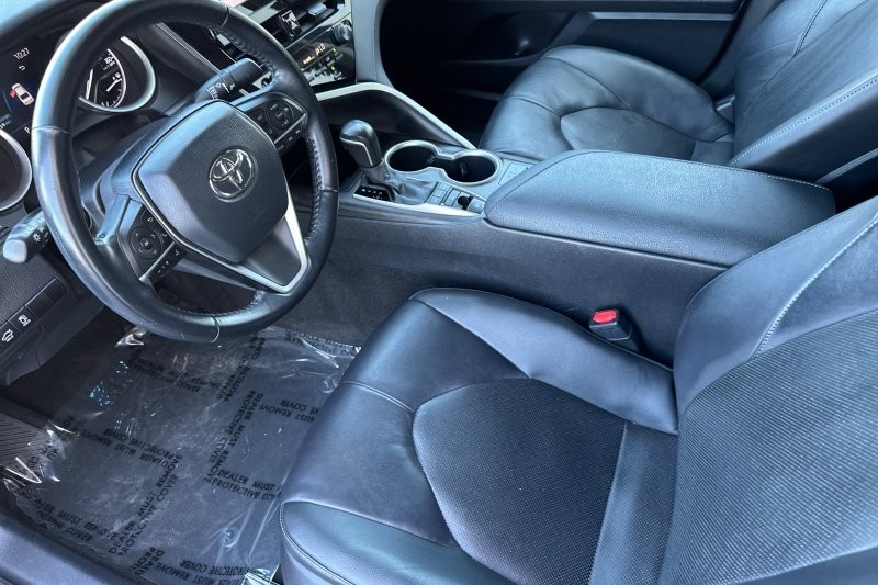 Toyota Camry Vehicle Full-screen Gallery Image 10