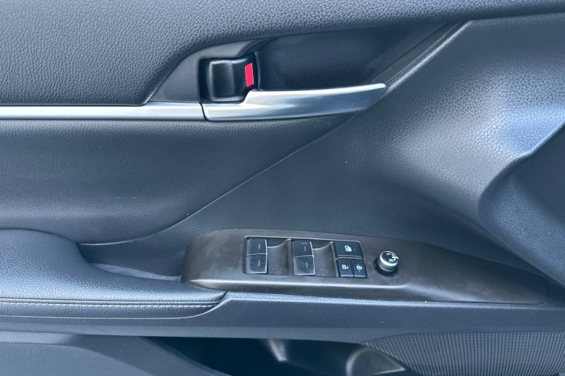 Toyota Camry Vehicle Full-screen Gallery Image 11