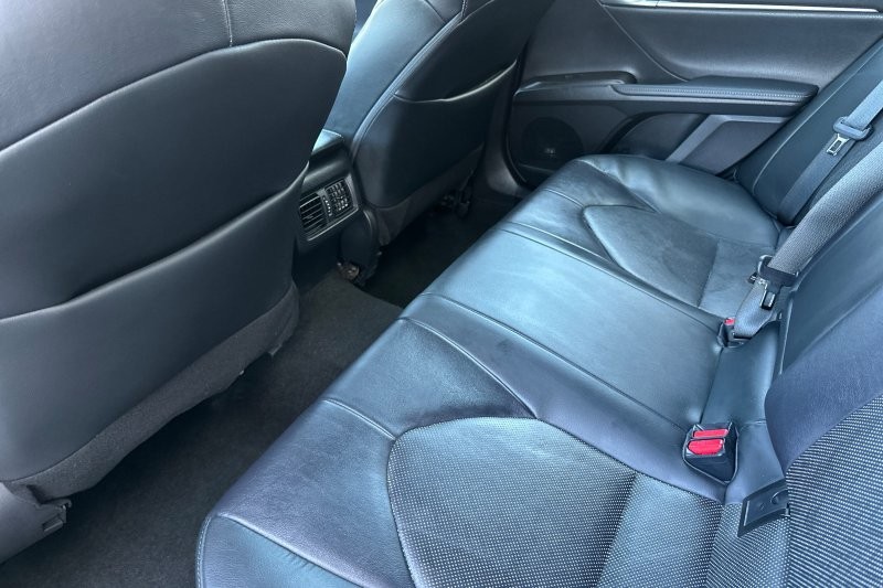 Toyota Camry Vehicle Full-screen Gallery Image 12
