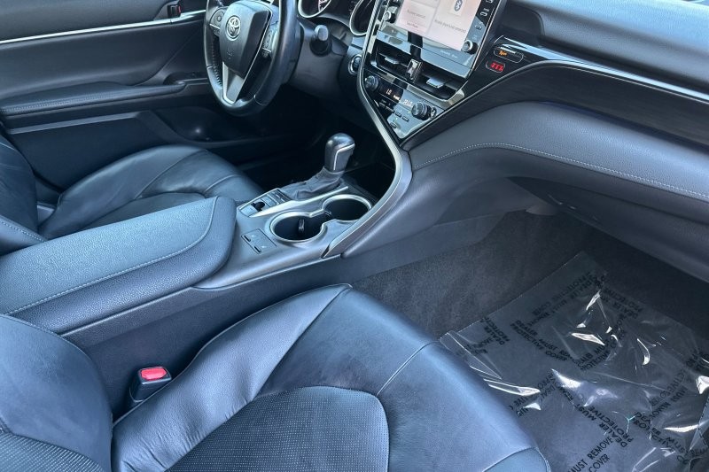 Toyota Camry Vehicle Full-screen Gallery Image 15