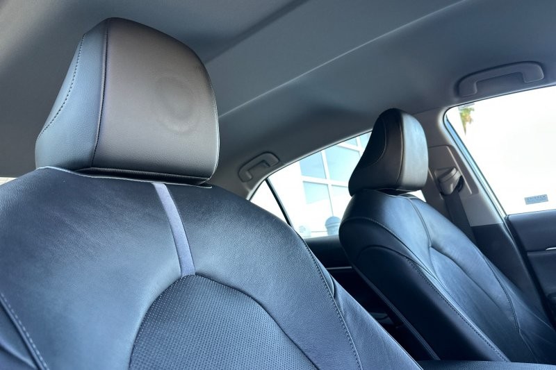 Toyota Camry Vehicle Full-screen Gallery Image 16