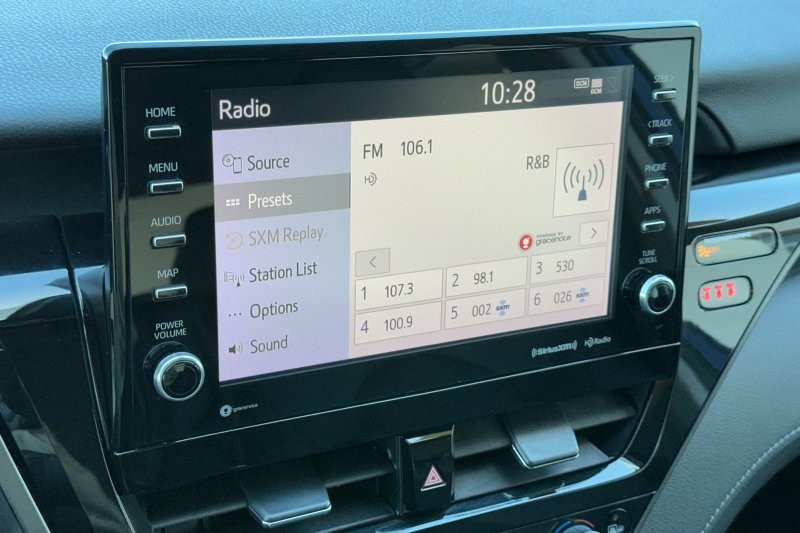 Toyota Camry Vehicle Full-screen Gallery Image 17
